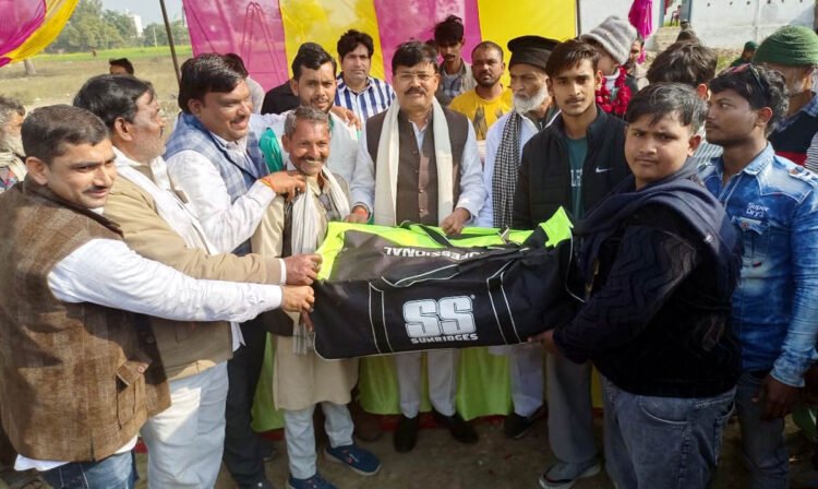 विधायक ने जरूरतमंदों को कंबल व खिलाड़ियों को दी किट