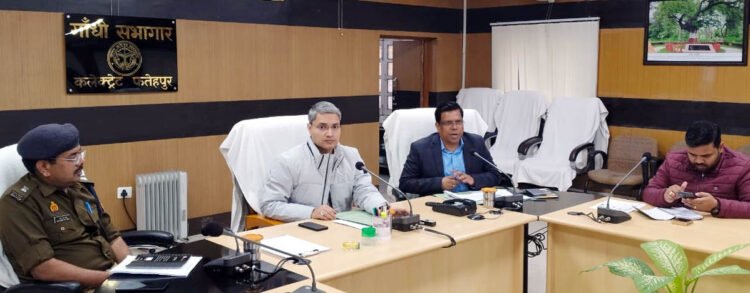 डीएम ने ब्लैक आउट मॉकड्रिल के आयोजन को लेकर की बैठक