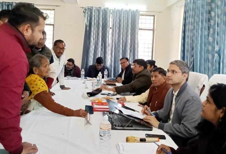 शिकायतों के निस्तारण में न बरतें लापरवाही: डीएम