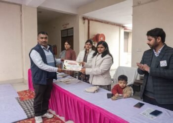 निर्वाचन कार्य में अच्छा काम करने वाले नदीम खान सम्मानित