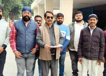 व्यापार मंडल ने स्वास्थ्य सेवाओं को लेकर डीएम को सौंपा ज्ञापन