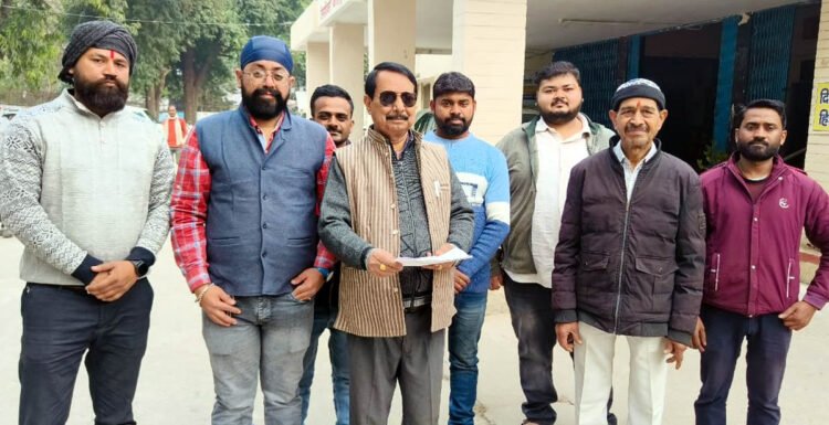 व्यापार मंडल ने स्वास्थ्य सेवाओं को लेकर डीएम को सौंपा ज्ञापन