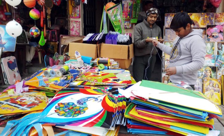 मकर संक्रांति का रंगीन उत्साह, आसमान में उड़ रहीं पतंगें