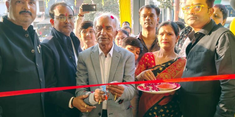 समाजसेवी ने जावा येझदी शोरूम का किया शुभारंभ