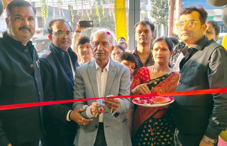 समाजसेवी ने जावा येझदी शोरूम का किया शुभारंभ