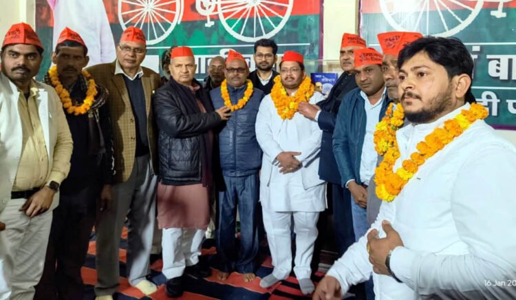 सिद्धार्थ कोरी ने कार्यकर्ताओं संग सपा का थामा दामन