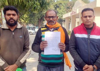 विवादित भूमि की बिक्री पर रोक लगाने की डीएम से मांग