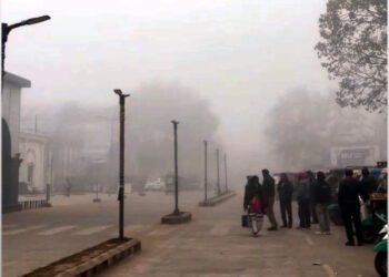 पहाड़ों की बर्फबारी ने बढ़ाई सिहरन, राहत की उम्मीद नहीं