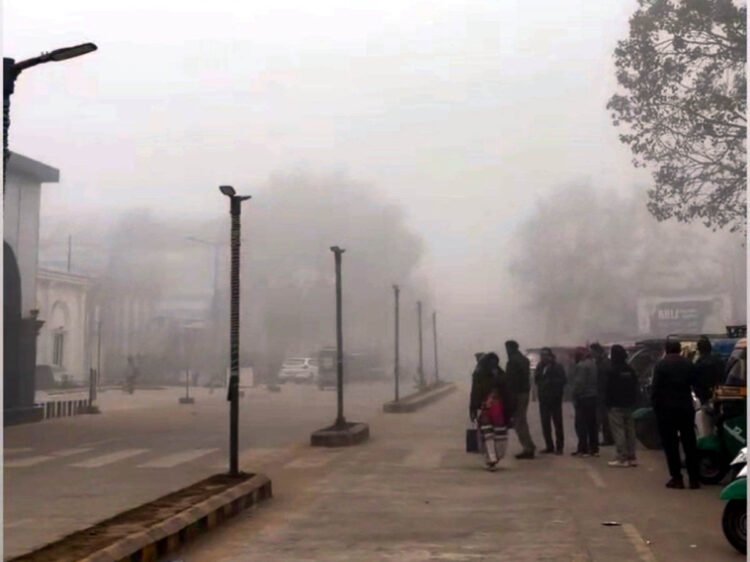 पहाड़ों की बर्फबारी ने बढ़ाई सिहरन, राहत की उम्मीद नहीं