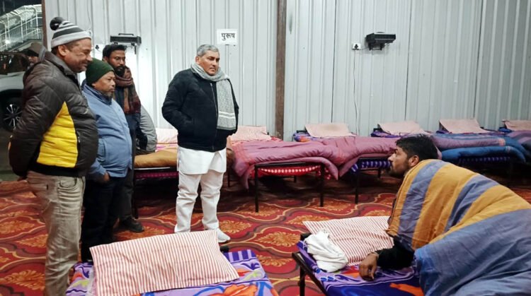 भीषण ठण्ड में चेयरमैन ने व्यवस्थाओं को परखा