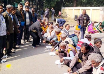 ठगी पीड़ितों ने धरनास्थल पर कराया खिचड़ी भोज