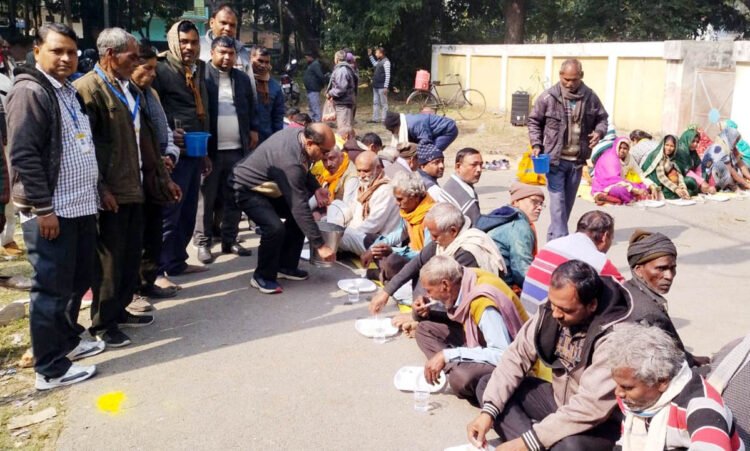 ठगी पीड़ितों ने धरनास्थल पर कराया खिचड़ी भोज