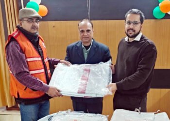 गौशालाओं के लिए सौंपे पचास तिरपाल