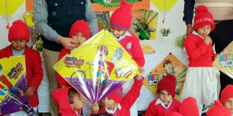 मकर संक्रांति: सरस्वती बाल मंदिर में बच्चों ने उड़ाई पतंगें