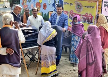 युवा विकास समिति ने मेवली में असहाय बुजुर्गों को बांटे कंबल