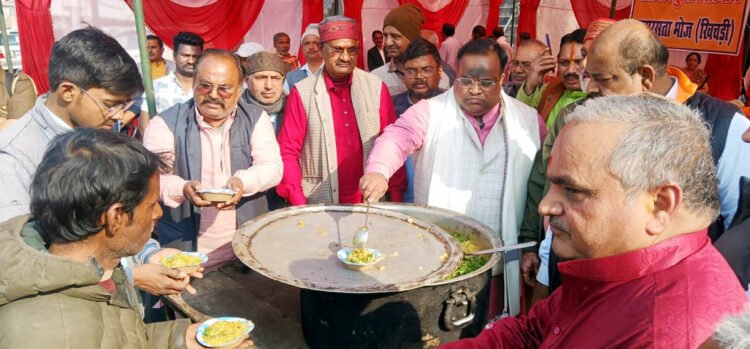 आचार्यकुलम ने कराया समरसता खिचड़ी भोज