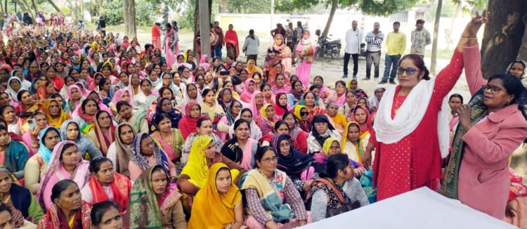 आंगनबाड़ी कार्यकत्रियों व सहायिकाओं ने दिया धरना