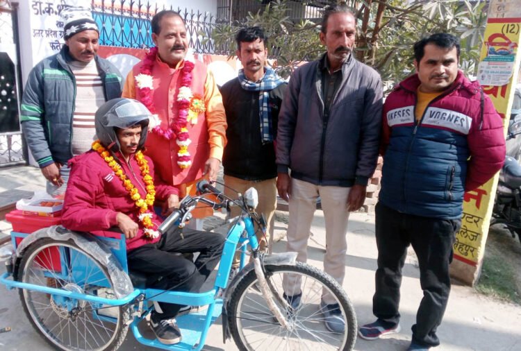 जिला पंचायत सदस्य ने दिव्यांग को दिलवाई ट्राई साइकिल