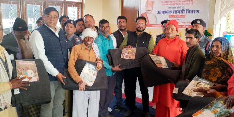 ठंड से ठिठुरते गरीबों को मिली गर्माहट