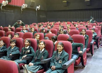 बच्चों ने निःशुल्क देखी बार्डर-2, गूंजे देशभक्ति के नारे