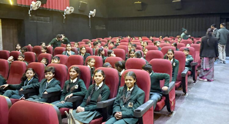 बच्चों ने निःशुल्क देखी बार्डर-2, गूंजे देशभक्ति के नारे