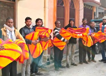 समाचार पत्र वितरक व ट्रांसजेंडर्स को दिए कंबल