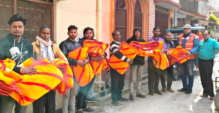 समाचार पत्र वितरक व ट्रांसजेंडर्स को दिए कंबल