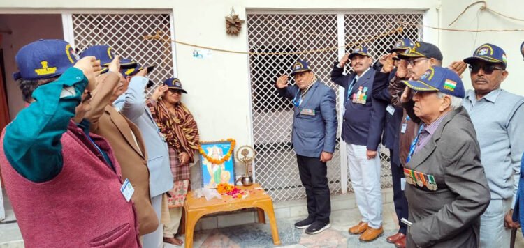 पूर्व सैनिकों ने शहीद जवानों को दी श्रद्धांजलि