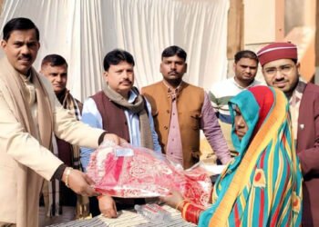 विधायक ने जरूरतमंदों को बांटे कंबल व शाल