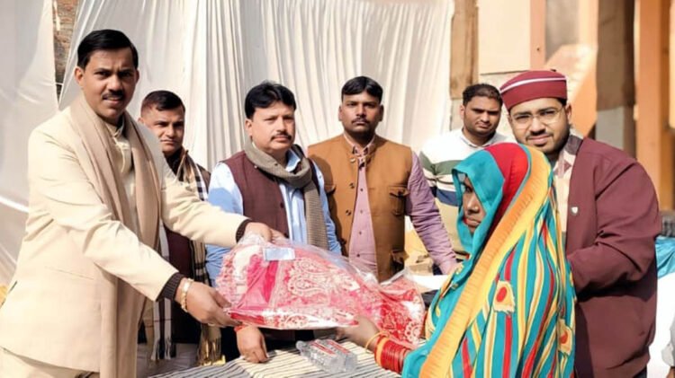 विधायक ने जरूरतमंदों को बांटे कंबल व शाल