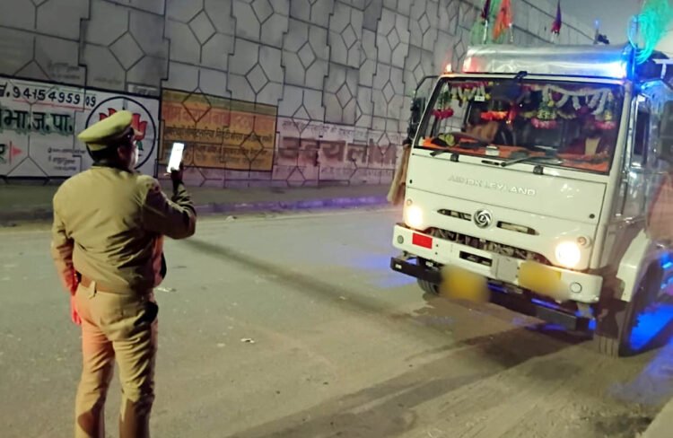 हाईवे से हटवाई अवैध पार्किंग, 82 वाहनों का ई-चालान