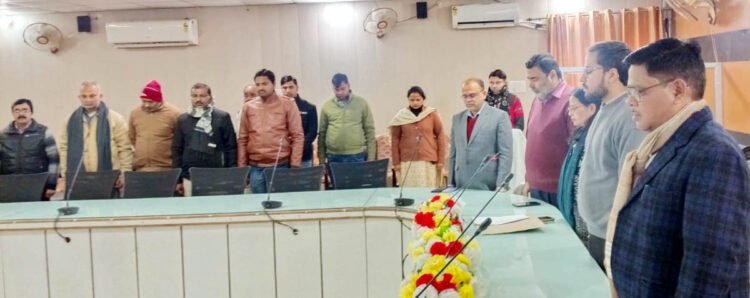 डीएम समेत अधिकारियों ने अमर बलिदानियों को दी श्रद्धांजलि