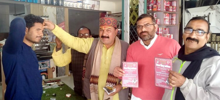 हिंदू सम्मेलन के लिए रोली टीका करके किया आमंत्रित