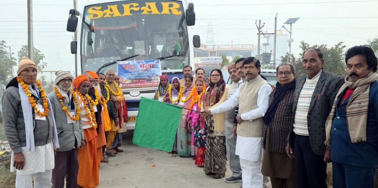 माघ मेला संगम के लिए रवाना हुए वृद्धजन