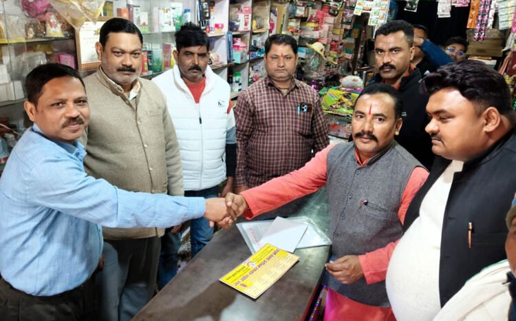 व्यापारियों के प्रतिष्ठानों में किया डोर-टू-डोर संपर्क