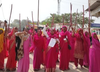 गुलाबी गैंग लोकतांत्रिक का उग्र प्रदर्शन, खुशबू प्रकरण में न्याय की बुलंद मांग