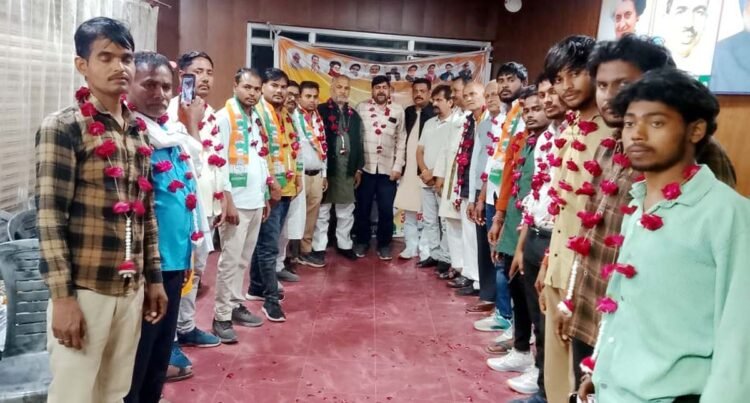 खागा विधानसभा के दो दर्जन युवकों ने ली कांग्रेस की सदस्यता