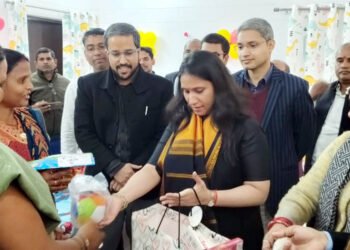 मंडलायुक्त ने किलकारी क्रेच का फीता काटकर किया शुभारंभ