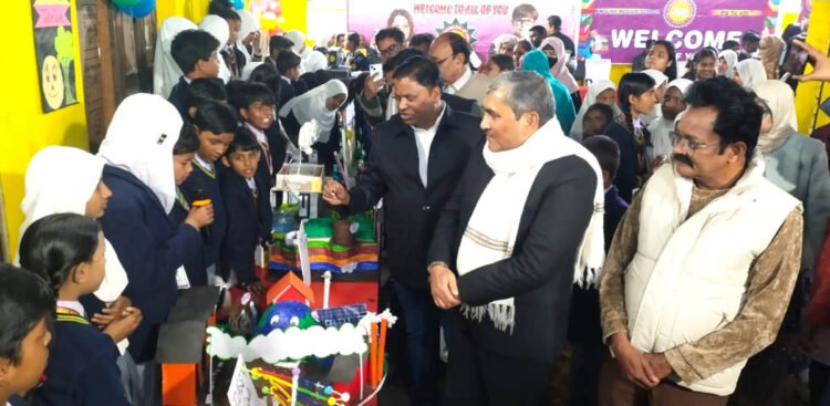 फजलुर रहमान स्कूल में लगा बाल मेला व विज्ञान प्रदर्शनी