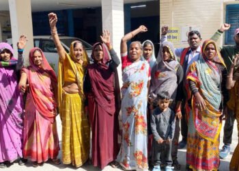 महिलाओं ने लगाई गुहार शराब नहीं रोटी चाहिए