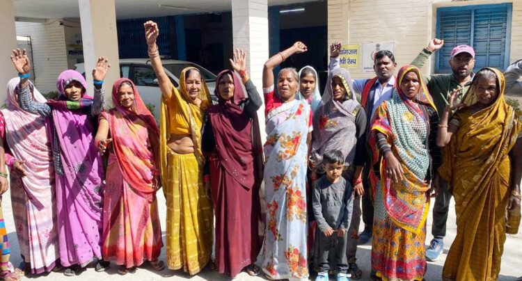 महिलाओं ने लगाई गुहार शराब नहीं रोटी चाहिए