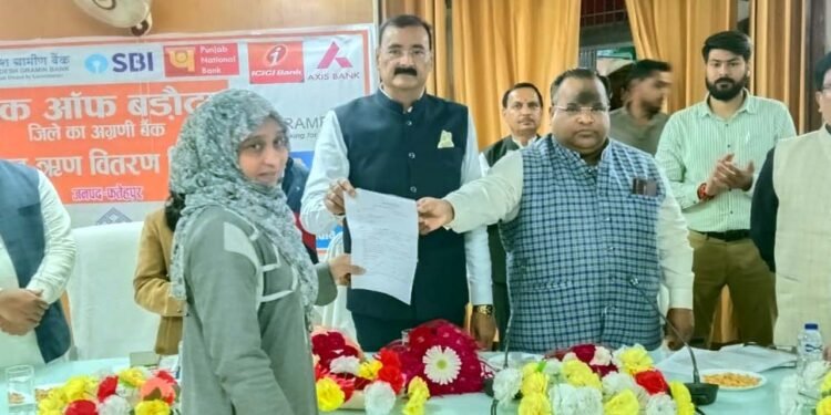 लाभार्थियों को 90 करोड़ का ऋण स्वीकृत, बांटी चेक