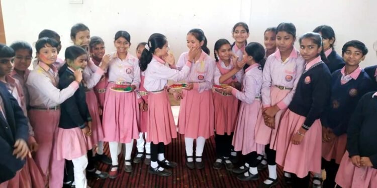 खुशी व उमंग में सराबोर रहे स्कूली बच्चे