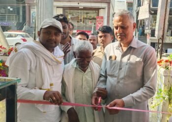 सपा जिलाध्यक्ष ने केक शांप का किया उदघाटन