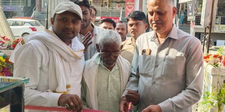 सपा जिलाध्यक्ष ने केक शांप का किया उदघाटन