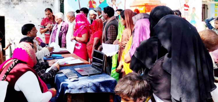 सुजानपुर गांव में लगा एसआईआर कैंप