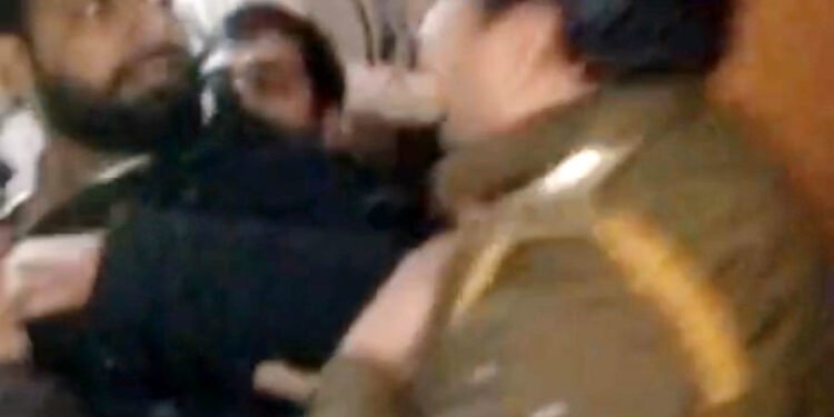 गैंगेस्टर मुल्जिम को पकड़ने आई कानपुर पुलिस से हाथापाई