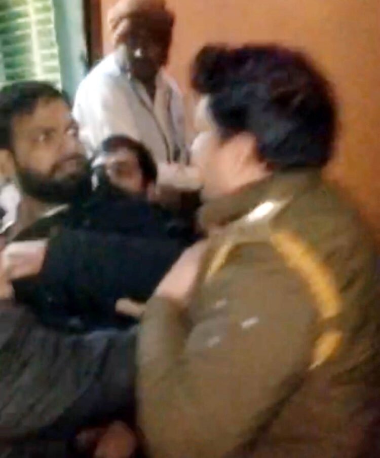 गैंगेस्टर मुल्जिम को पकड़ने आई कानपुर पुलिस से हाथापाई