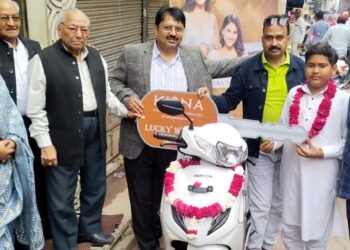 डा. फारूकी बने शाप एण्ड विन योजना के लकी ड्रा विजेता