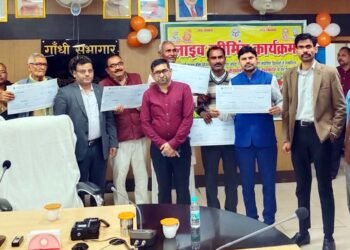 सीडीओ व एडीएम ने लाभार्थियों को सौंपी क्षतिपूर्ति की चेक